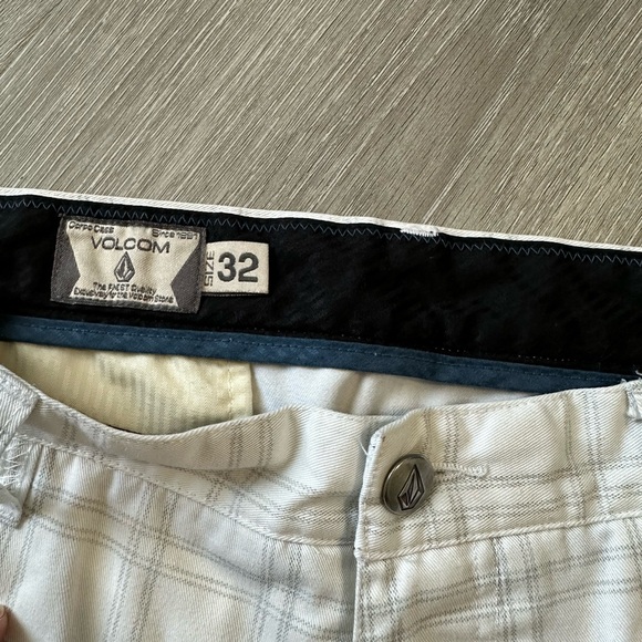 Volcom Corpo Class  White Plaid Shorts Mens Size 32 - Picture 2 of 9